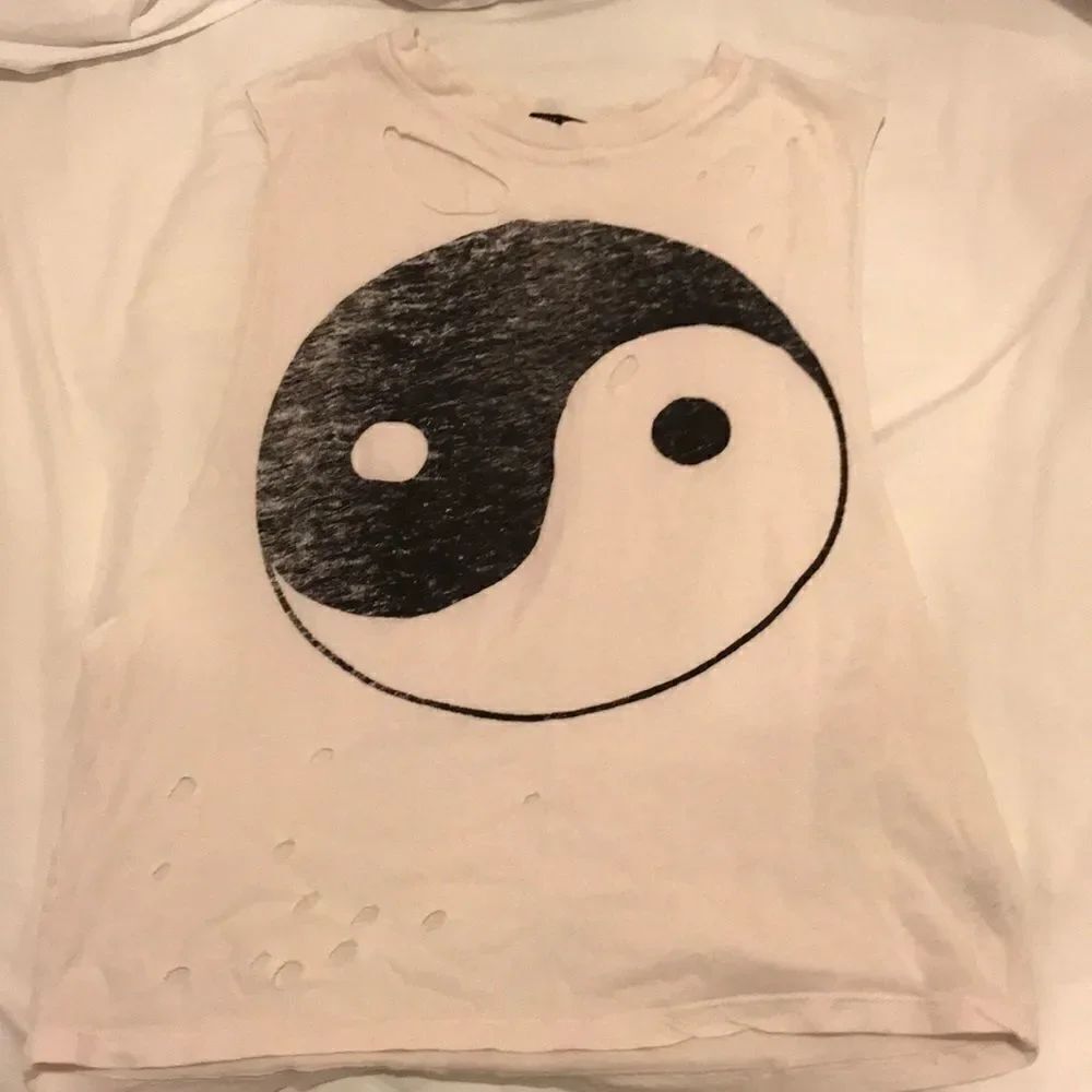 Yin/Yang graphic tank  - Picture 2 of 2